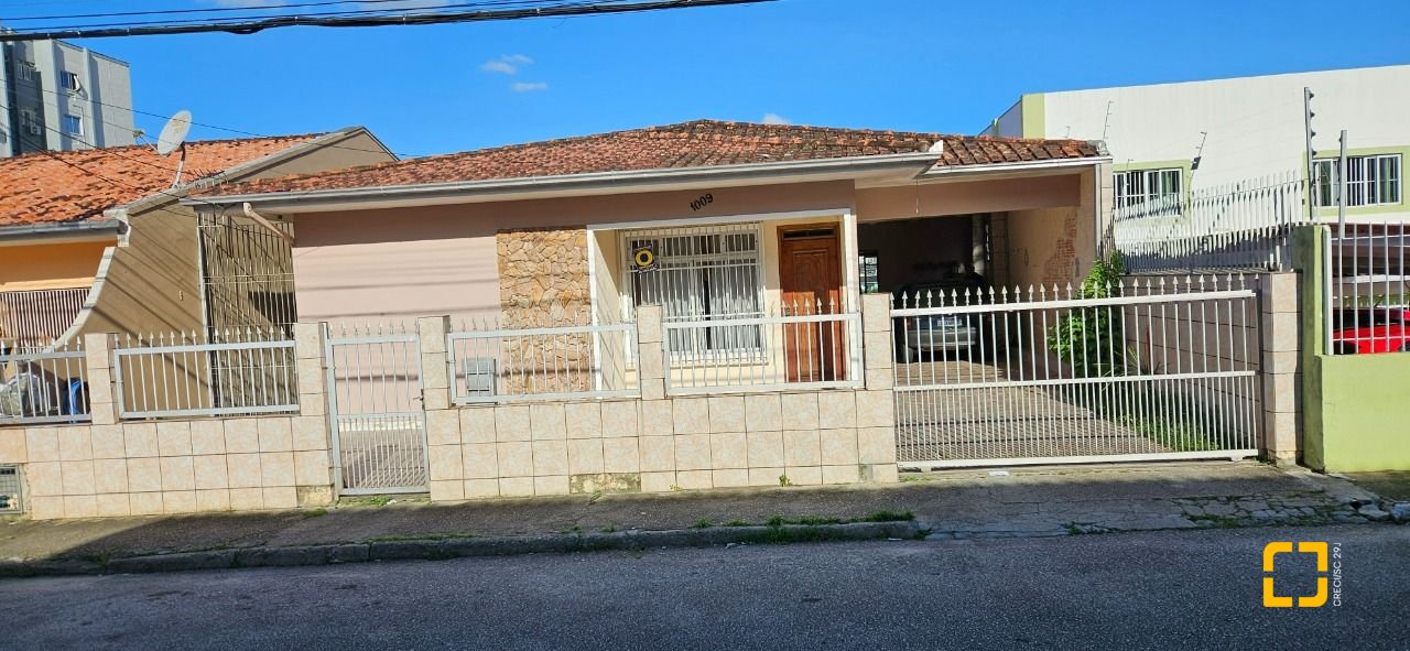 Casa com 241m², 3 quartos (sendo 1 suíte), 3 garagens, no bairro Barreiros em São José