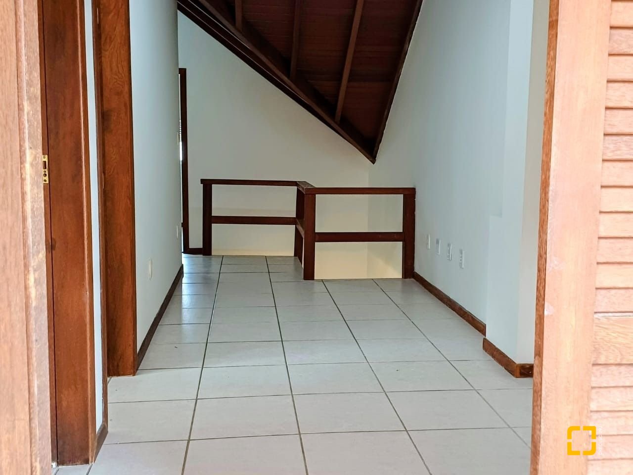 Casa de Condomínio com 200m², 3 quartos (sendo 1 suíte), 2 garagens, no bairro Santo Antônio de Lisboa em Florianópolis