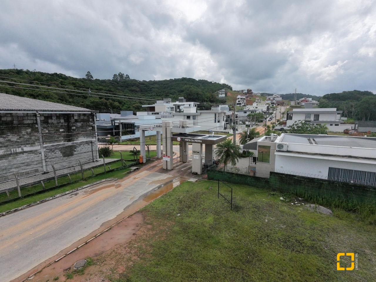 Casa de Condomínio com 183m², 3 quartos (sendo 1 suíte), 2 garagens, no bairro Sertão do Maruim em São José