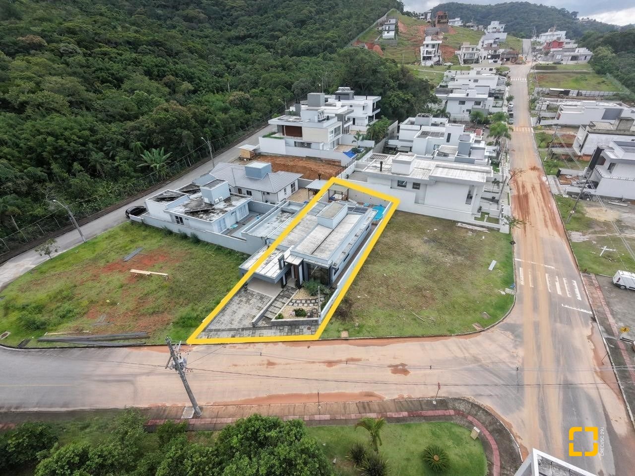 Casa de Condomínio com 183m², 3 quartos (sendo 1 suíte), 2 garagens, no bairro Sertão do Maruim em São José