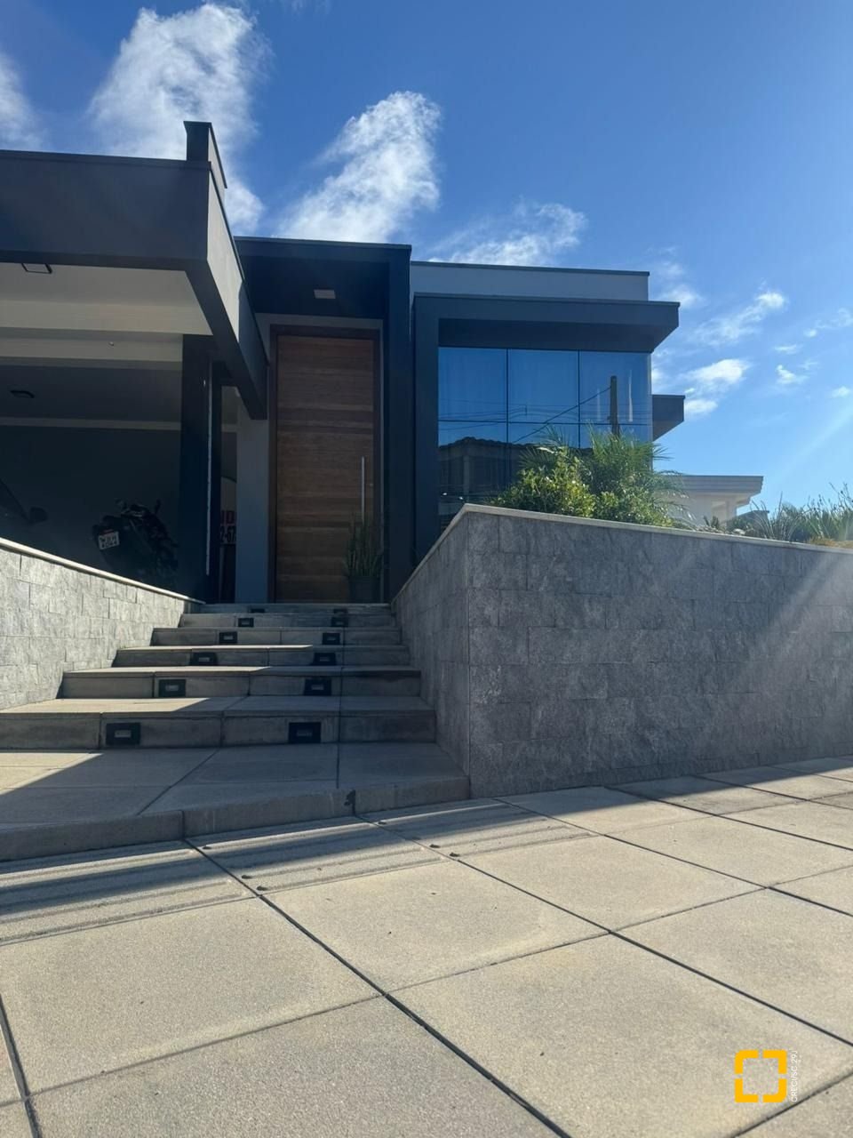 Casa de Condomínio com 183m², 3 quartos (sendo 1 suíte), 2 garagens, no bairro Sertão do Maruim em São José