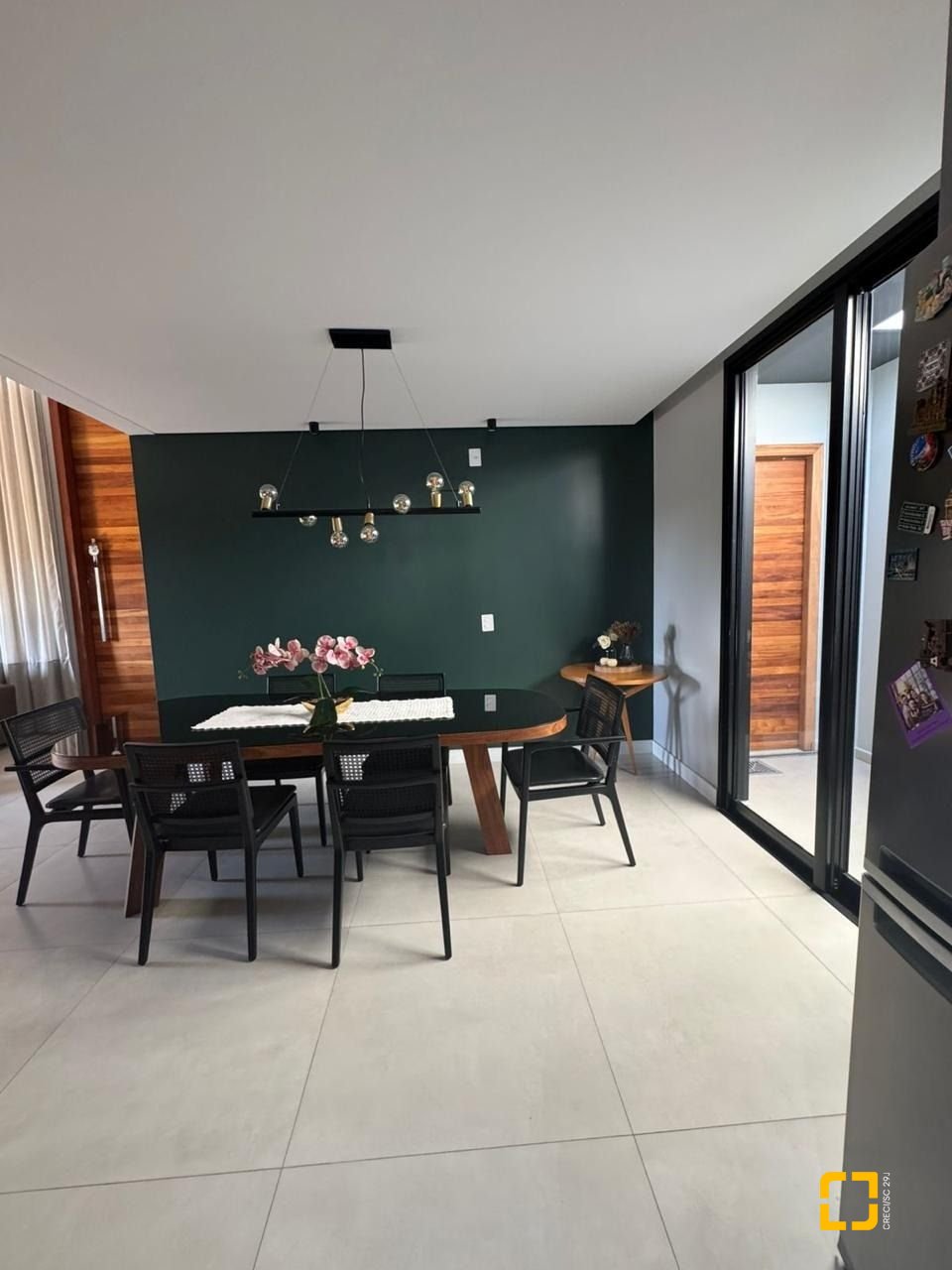 Casa de Condomínio com 183m², 3 quartos (sendo 1 suíte), 2 garagens, no bairro Sertão do Maruim em São José