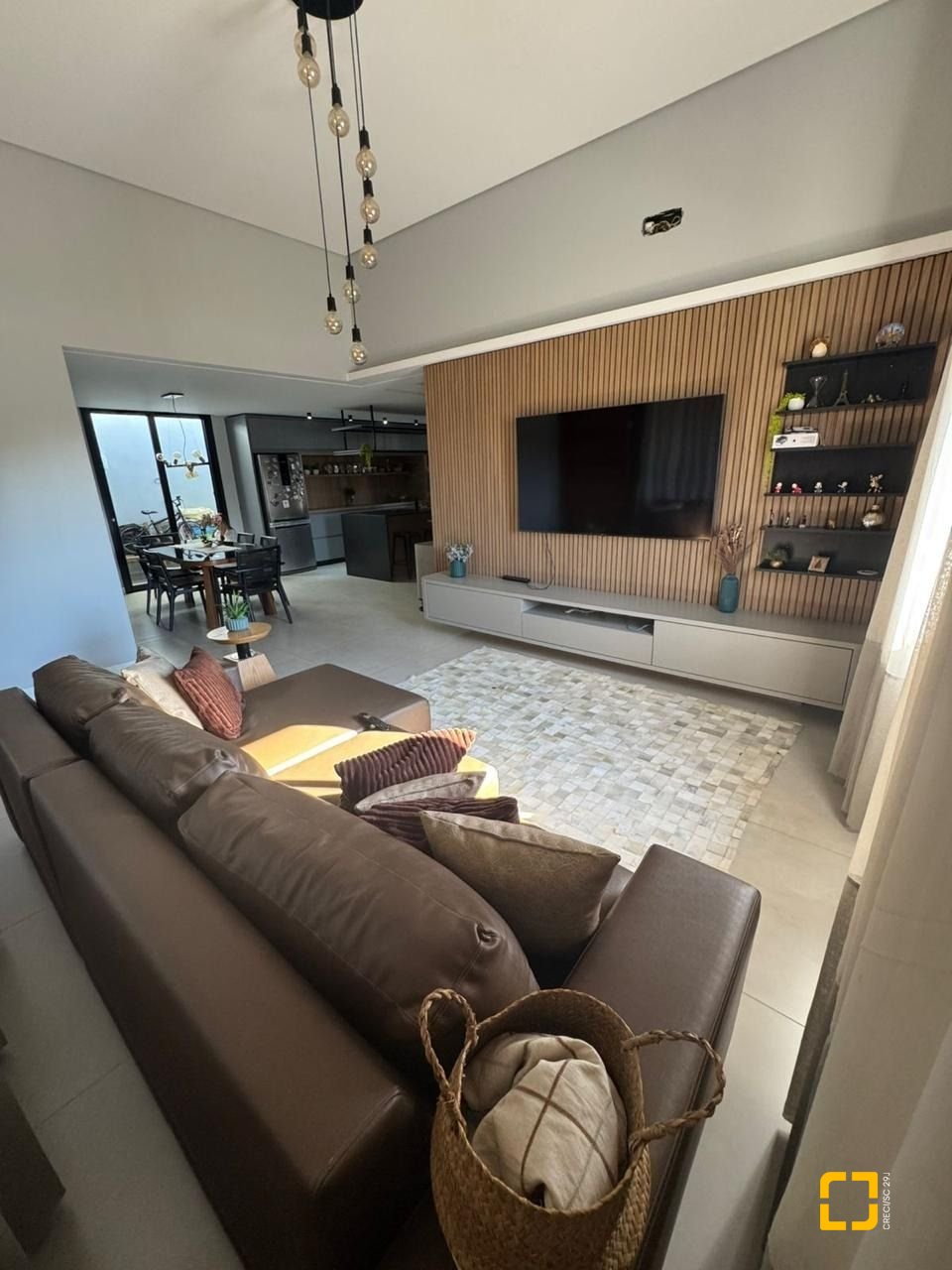 Casa de Condomínio com 183m², 3 quartos (sendo 1 suíte), 2 garagens, no bairro Sertão do Maruim em São José