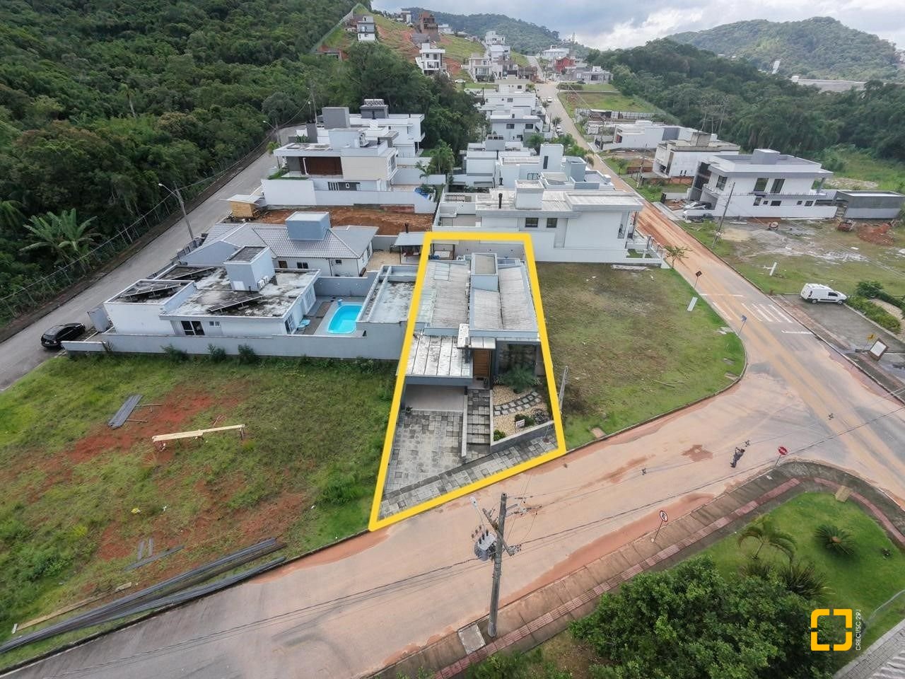 Casa de Condomínio com 183m², 3 quartos (sendo 1 suíte), 2 garagens, no bairro Sertão do Maruim em São José