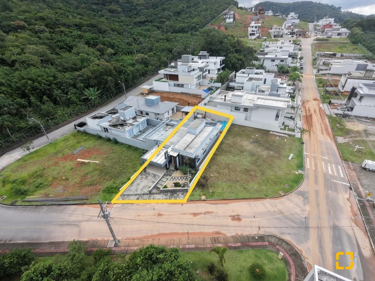 Casa de Condomínio com 183m², 3 quartos (sendo 1 suíte), 2 garagens, no bairro Sertão do Maruim em São José