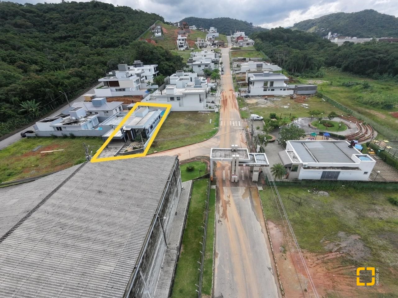 Casa de Condomínio com 183m², 3 quartos (sendo 1 suíte), 2 garagens, no bairro Sertão do Maruim em São José