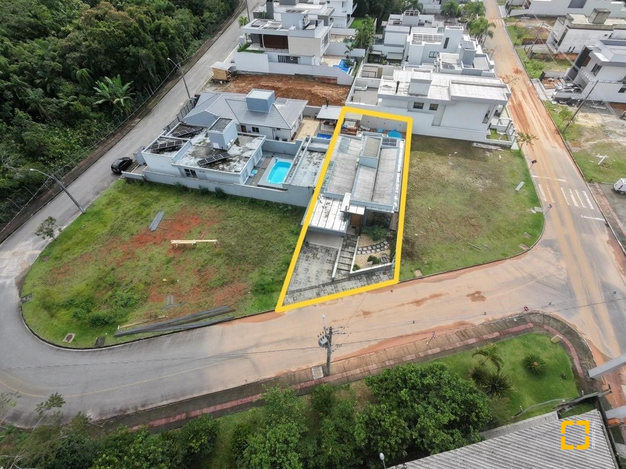 Casa de Condomínio com 183m², 3 quartos (sendo 1 suíte), 2 garagens, no bairro Sertão do Maruim em São José