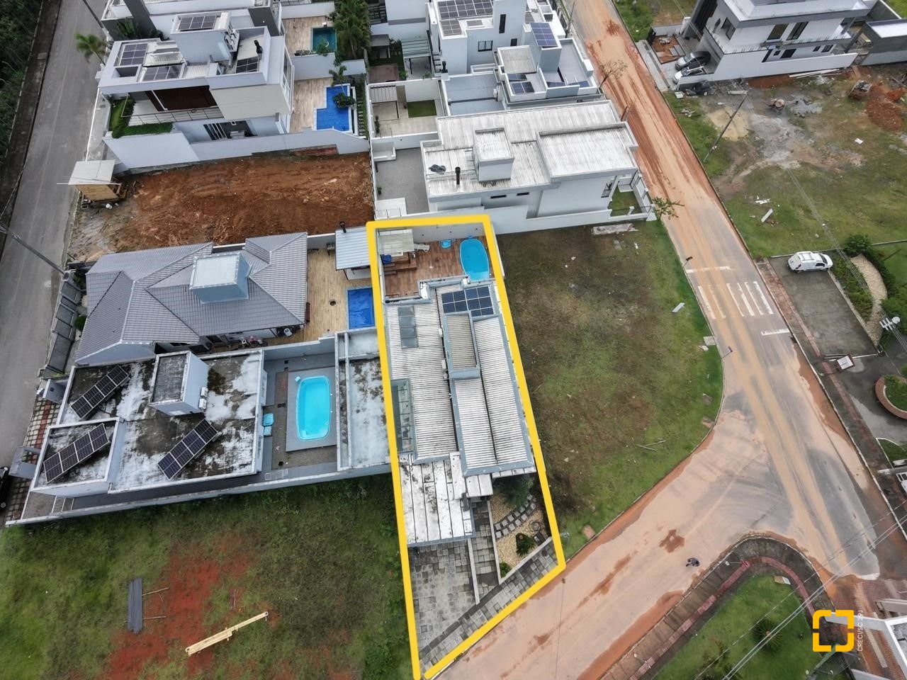 Casa de Condomínio com 183m², 3 quartos (sendo 1 suíte), 2 garagens, no bairro Sertão do Maruim em São José