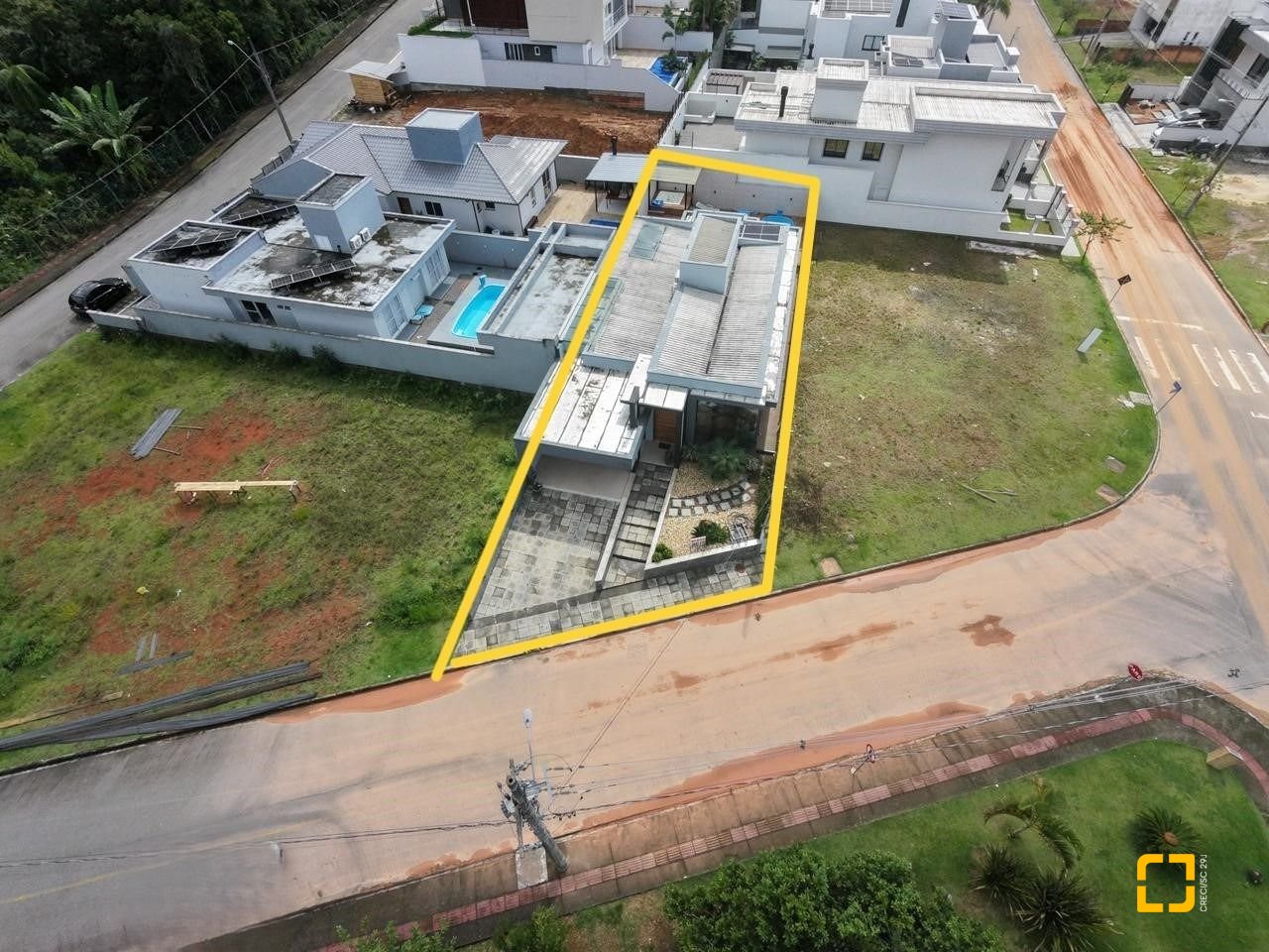 Casa de Condomínio com 183m², 3 quartos (sendo 1 suíte), 2 garagens, no bairro Sertão do Maruim em São José