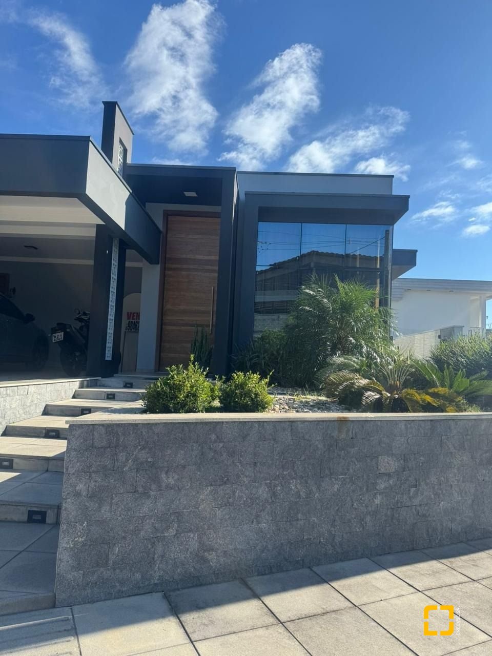 Casa de Condomínio com 183m², 3 quartos (sendo 1 suíte), 2 garagens, no bairro Sertão do Maruim em São José