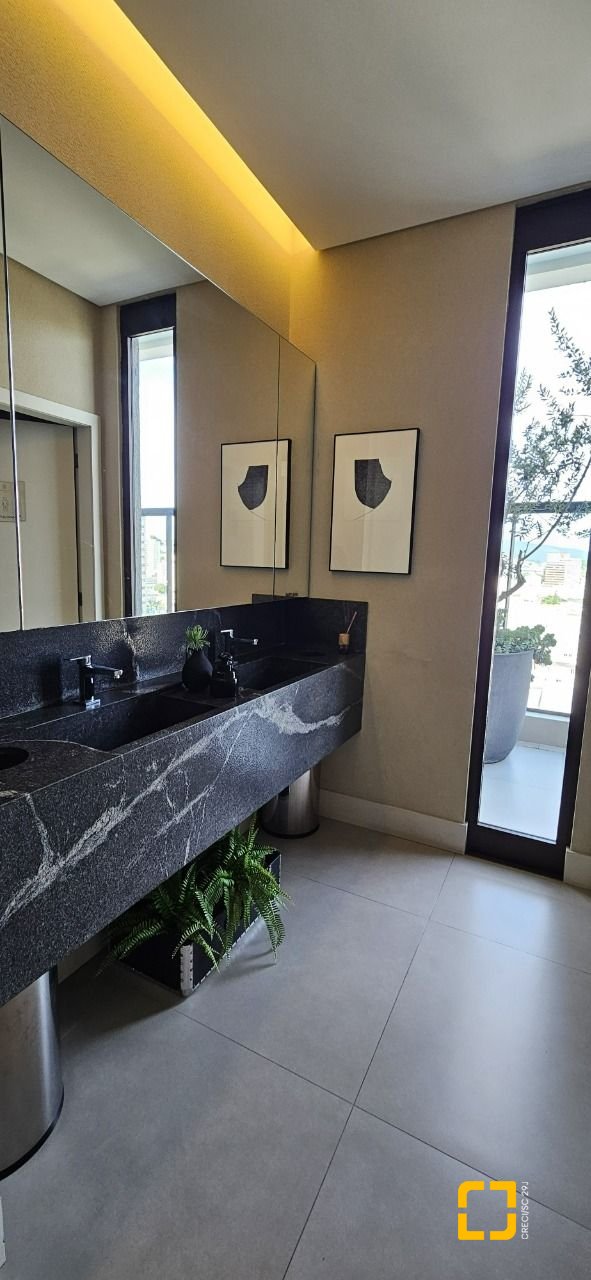 Apartamento com 126m², 3 quartos (sendo 3 suítes), 2 garagens, no bairro Estreito em Florianópolis