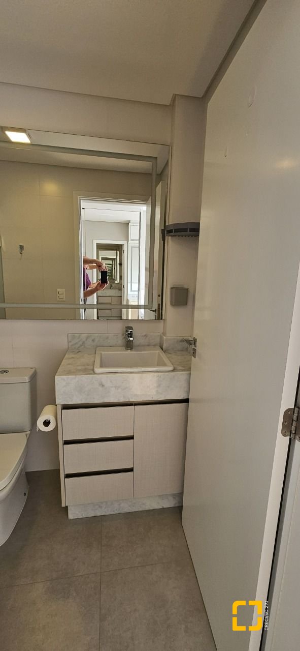 Apartamento com 126m², 3 quartos (sendo 3 suítes), 2 garagens, no bairro Estreito em Florianópolis