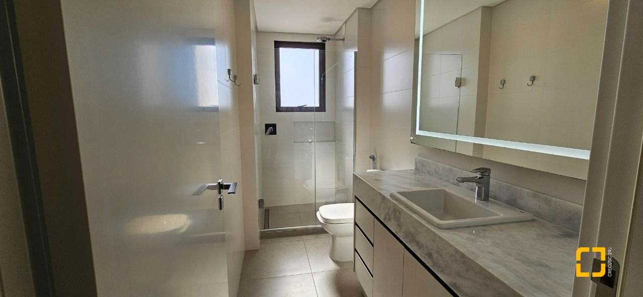Apartamento com 126m², 3 quartos (sendo 3 suítes), 2 garagens, no bairro Estreito em Florianópolis