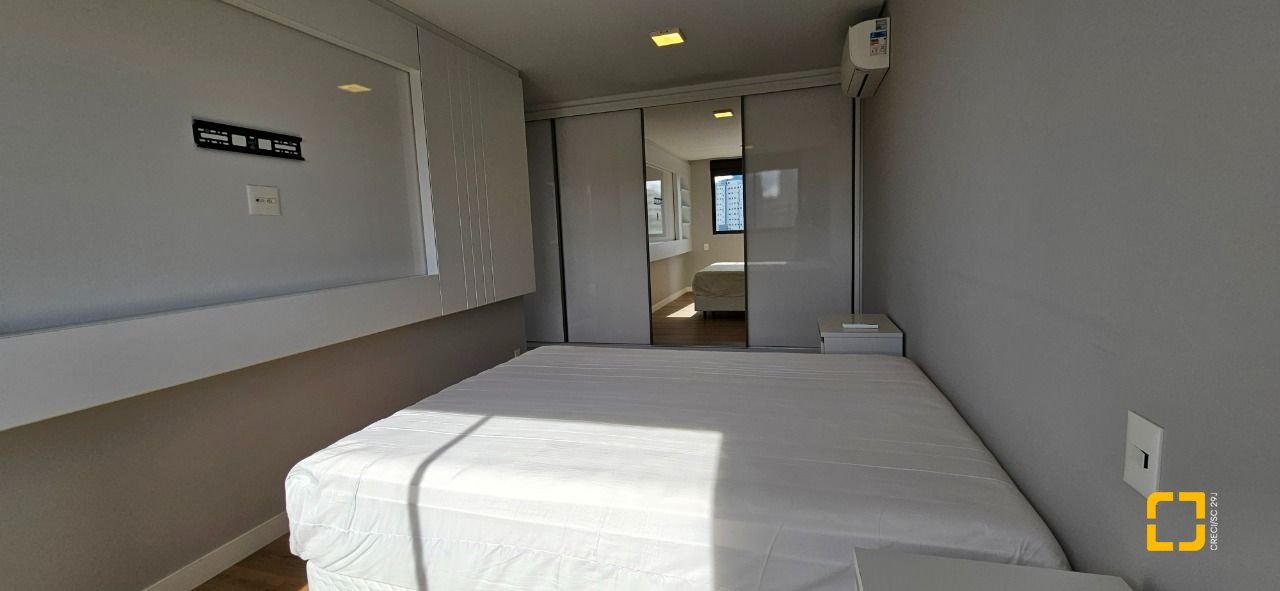 Apartamento com 126m², 3 quartos (sendo 3 suítes), 2 garagens, no bairro Estreito em Florianópolis
