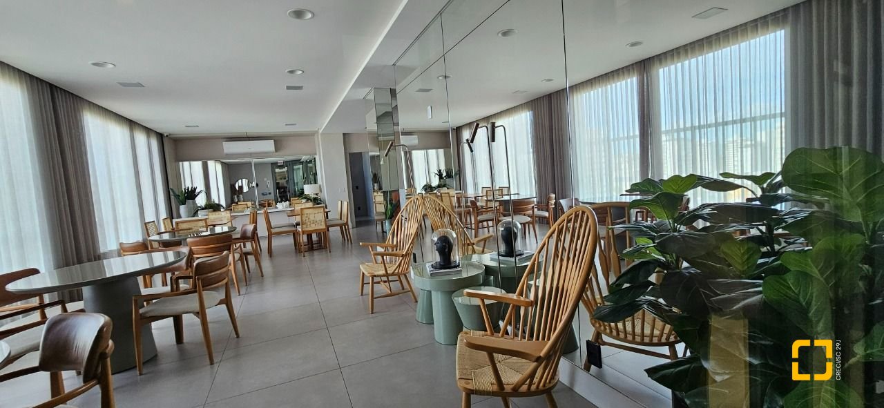 Apartamento com 126m², 3 quartos (sendo 3 suítes), 2 garagens, no bairro Estreito em Florianópolis