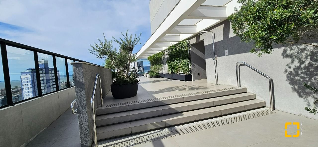 Apartamento com 126m², 3 quartos (sendo 3 suítes), 2 garagens, no bairro Estreito em Florianópolis