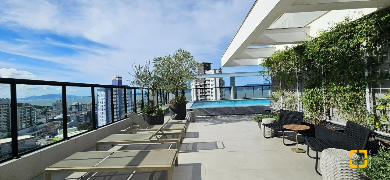 Apartamento com 126m², 3 quartos (sendo 3 suítes), 2 garagens, no bairro Estreito em Florianópolis