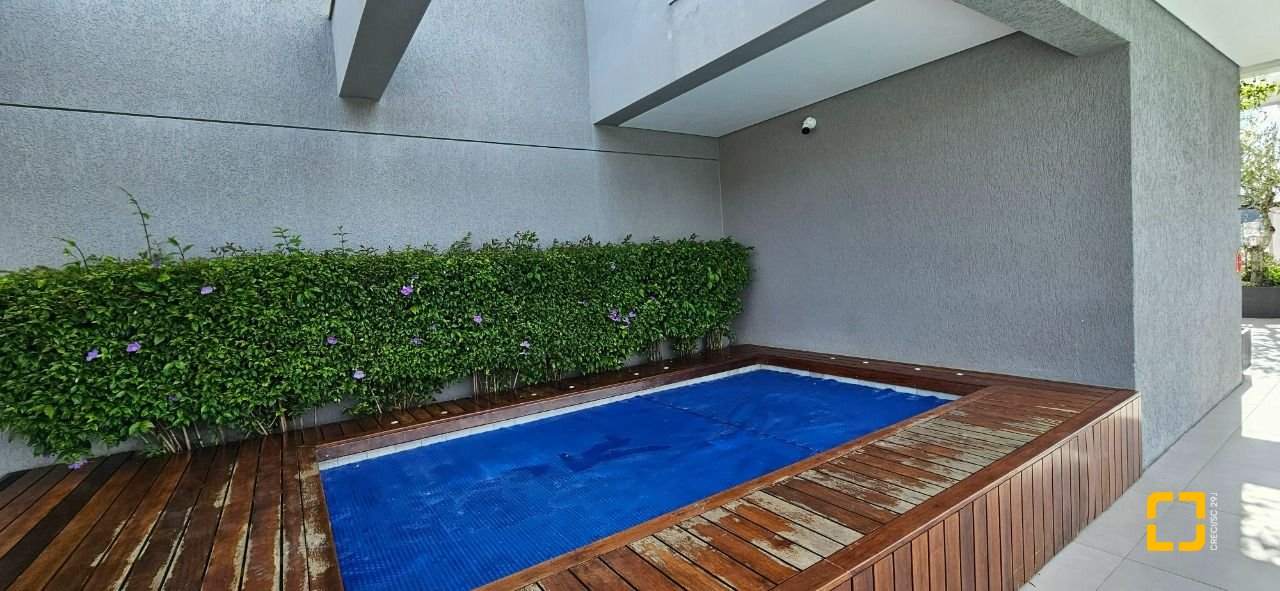 Apartamento com 126m², 3 quartos (sendo 3 suítes), 2 garagens, no bairro Estreito em Florianópolis