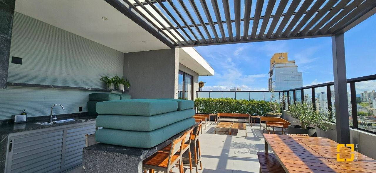 Apartamento com 126m², 3 quartos (sendo 3 suítes), 2 garagens, no bairro Estreito em Florianópolis
