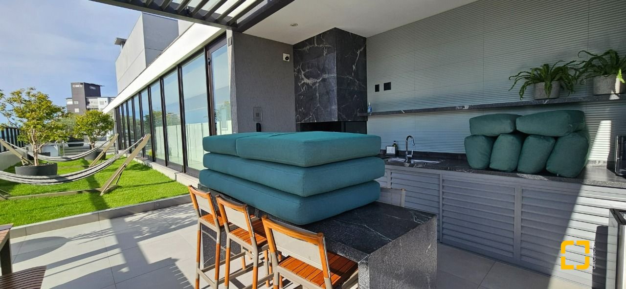 Apartamento com 126m², 3 quartos (sendo 3 suítes), 2 garagens, no bairro Estreito em Florianópolis