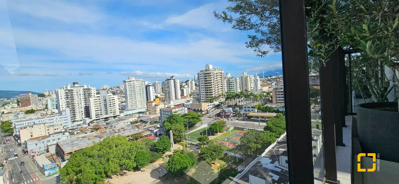Apartamento com 126m², 3 quartos (sendo 3 suítes), 2 garagens, no bairro Estreito em Florianópolis