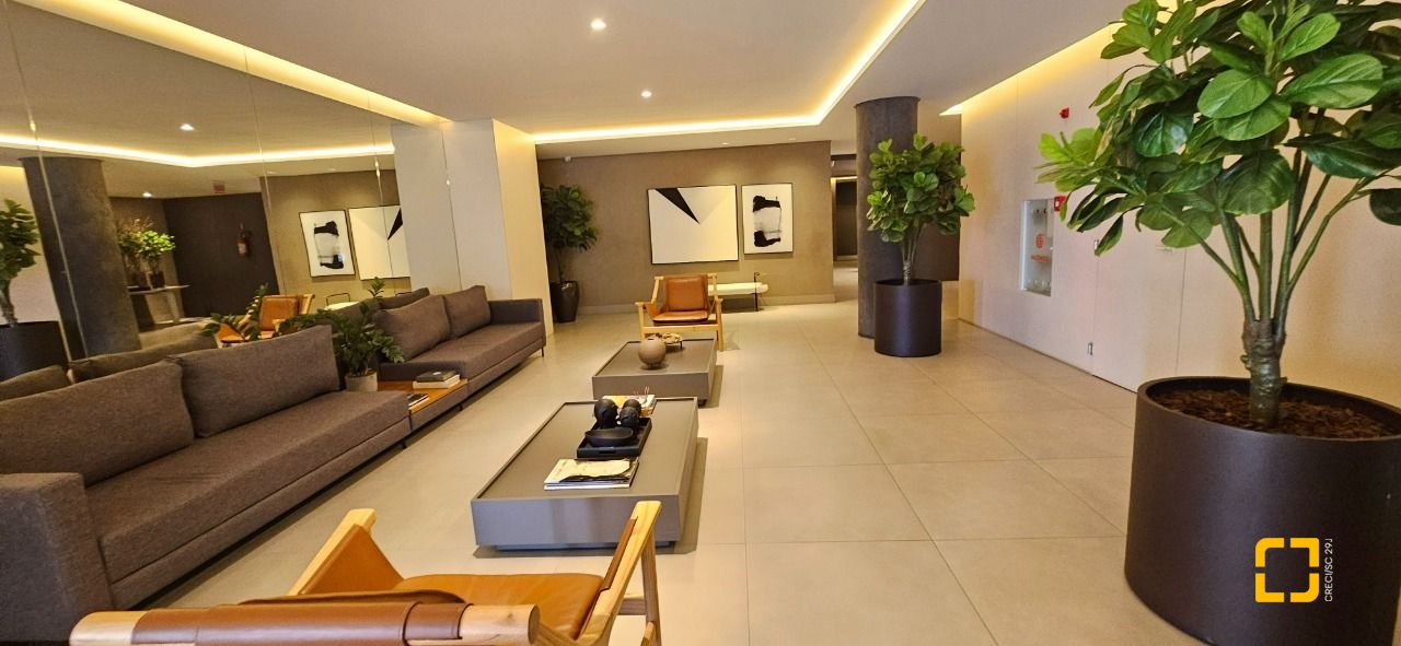 Apartamento com 126m², 3 quartos (sendo 3 suítes), 2 garagens, no bairro Estreito em Florianópolis