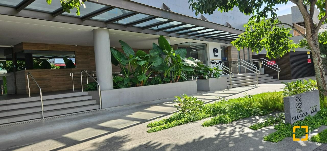 Apartamento com 126m², 3 quartos (sendo 3 suítes), 2 garagens, no bairro Estreito em Florianópolis