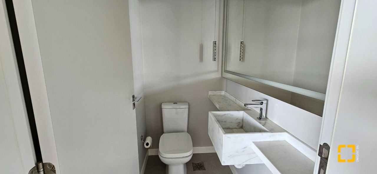 Apartamento com 126m², 3 quartos (sendo 3 suítes), 2 garagens, no bairro Estreito em Florianópolis