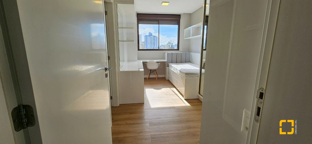 Apartamento com 126m², 3 quartos (sendo 3 suítes), 2 garagens, no bairro Estreito em Florianópolis