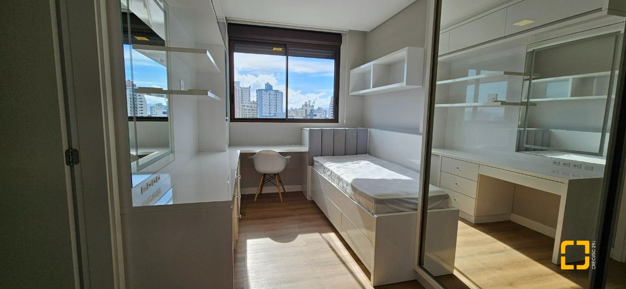 Apartamento com 126m², 3 quartos (sendo 3 suítes), 2 garagens, no bairro Estreito em Florianópolis