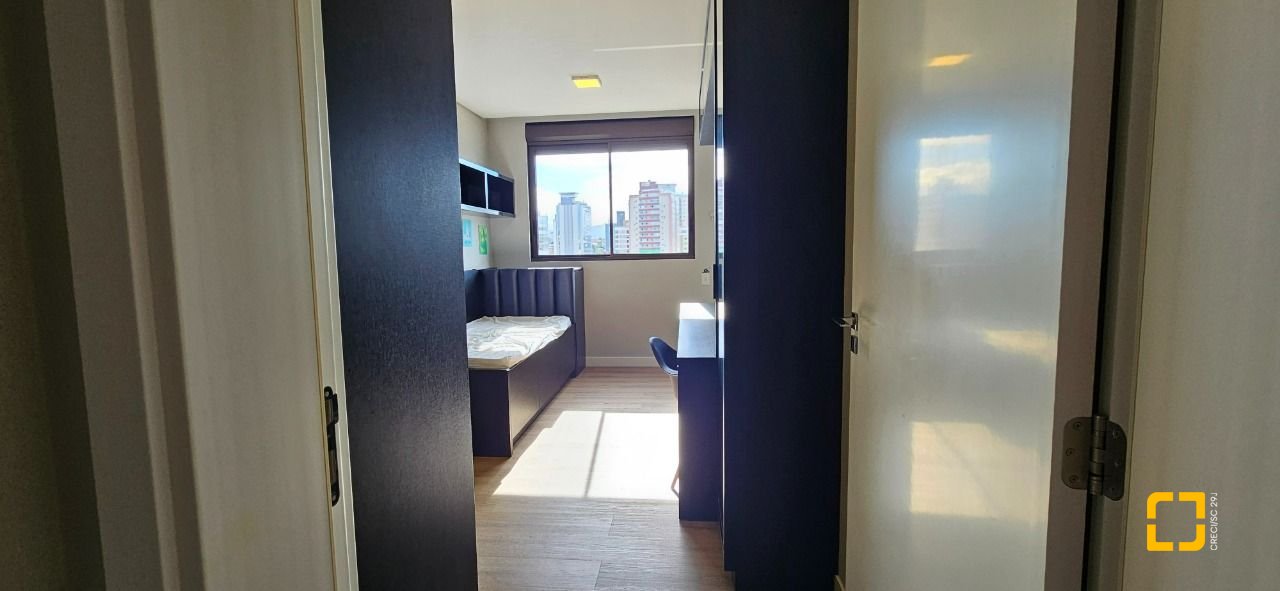 Apartamento com 126m², 3 quartos (sendo 3 suítes), 2 garagens, no bairro Estreito em Florianópolis