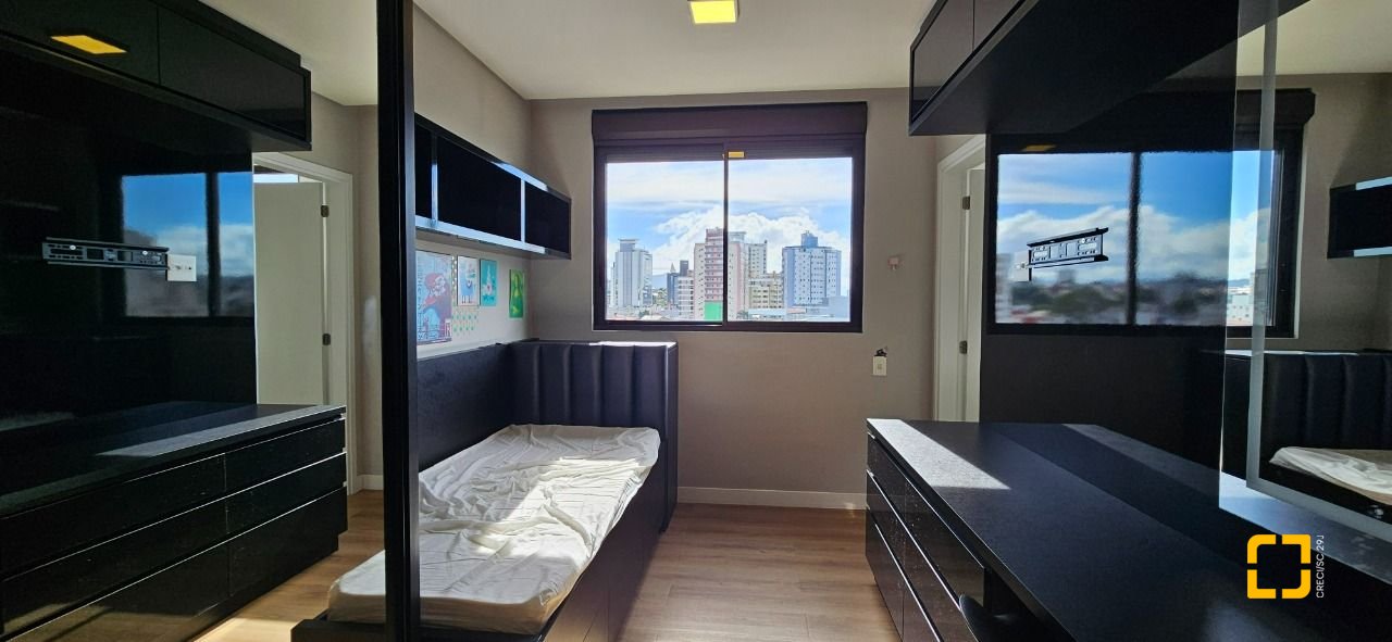 Apartamento com 126m², 3 quartos (sendo 3 suítes), 2 garagens, no bairro Estreito em Florianópolis