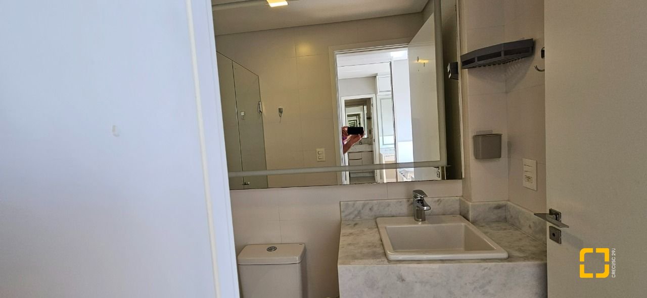 Apartamento com 126m², 3 quartos (sendo 3 suítes), 2 garagens, no bairro Estreito em Florianópolis