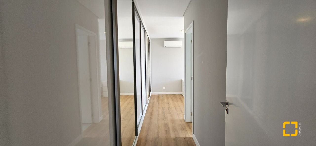 Apartamento com 126m², 3 quartos (sendo 3 suítes), 2 garagens, no bairro Estreito em Florianópolis
