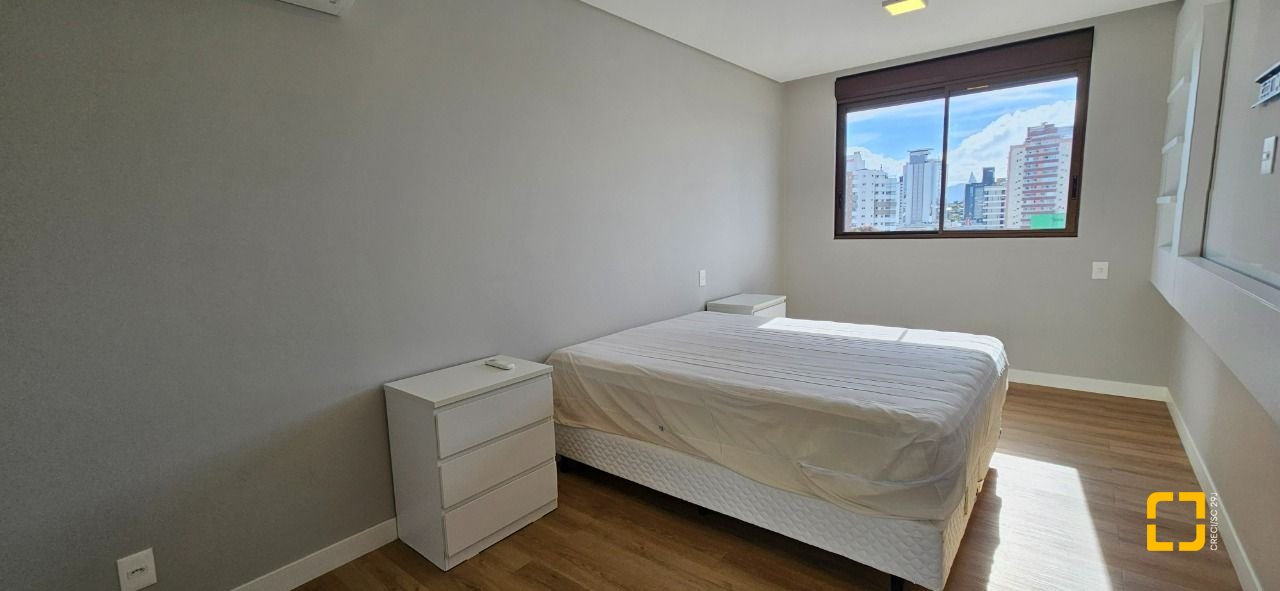 Apartamento com 126m², 3 quartos (sendo 3 suítes), 2 garagens, no bairro Estreito em Florianópolis