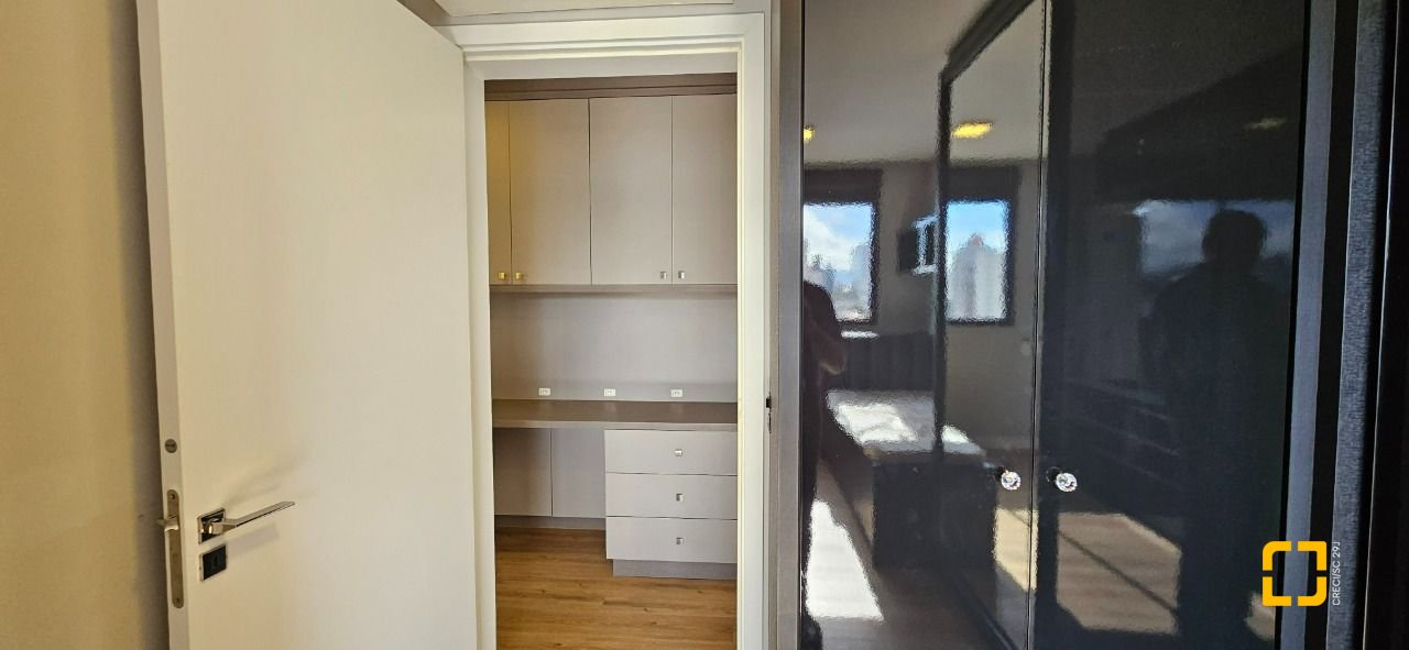 Apartamento com 126m², 3 quartos (sendo 3 suítes), 2 garagens, no bairro Estreito em Florianópolis