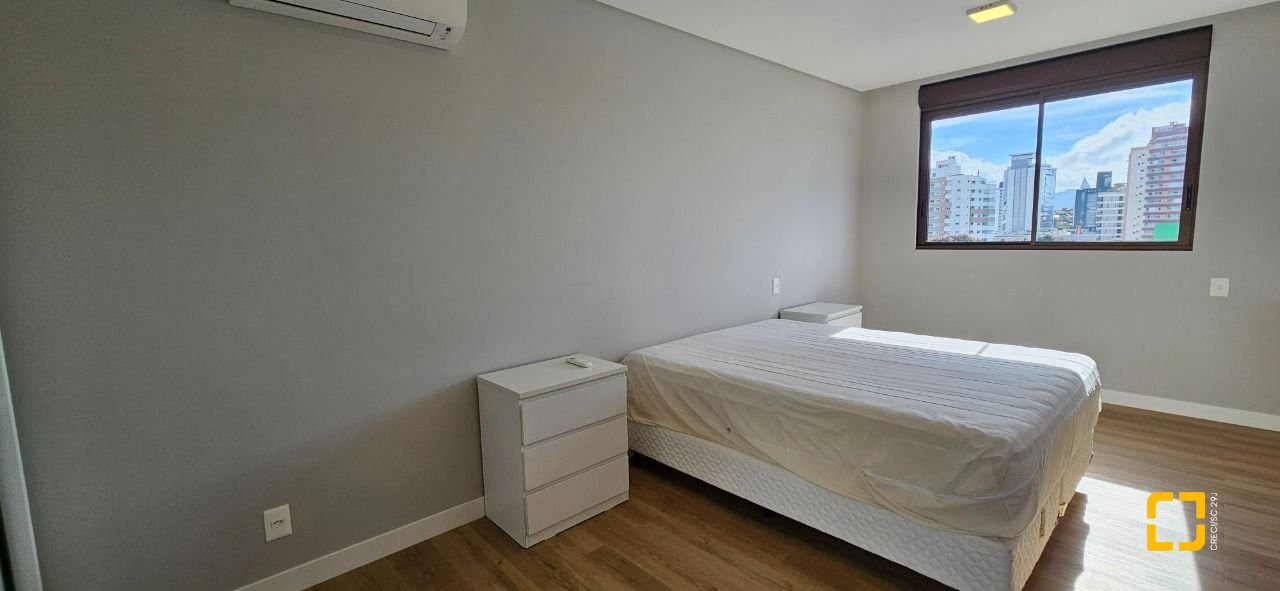 Apartamento com 126m², 3 quartos (sendo 3 suítes), 2 garagens, no bairro Estreito em Florianópolis
