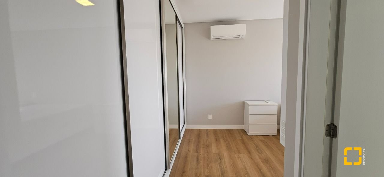 Apartamento com 126m², 3 quartos (sendo 3 suítes), 2 garagens, no bairro Estreito em Florianópolis