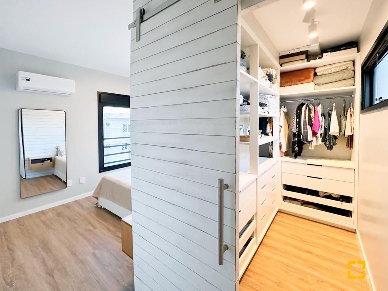 Casa de Condomínio com 239m², 4 quartos (sendo 1 suíte), 2 garagens, no bairro Campeche em Florianópolis