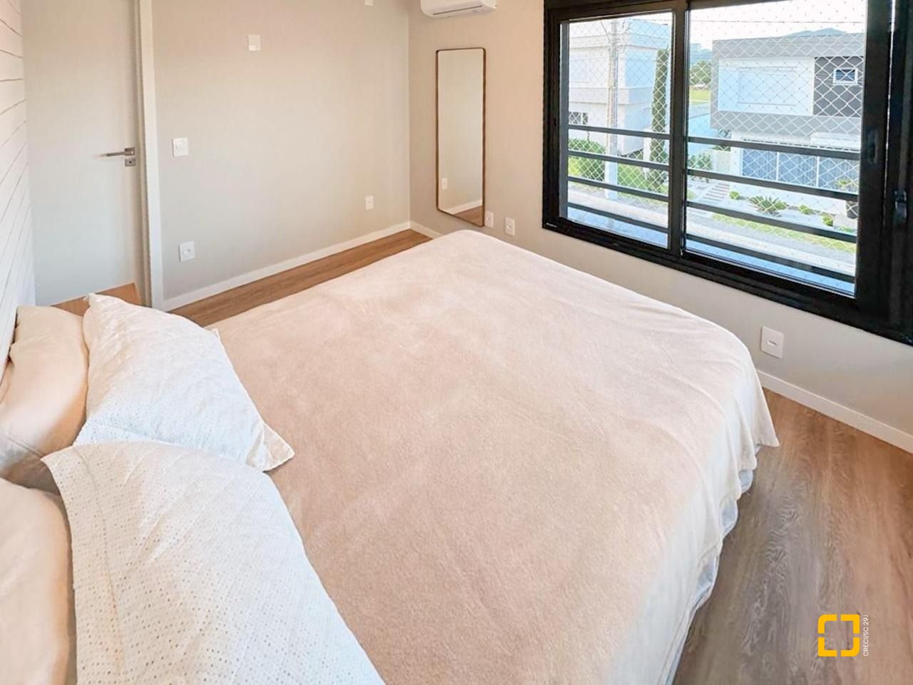 Casa de Condomínio com 239m², 4 quartos (sendo 1 suíte), 2 garagens, no bairro Campeche em Florianópolis