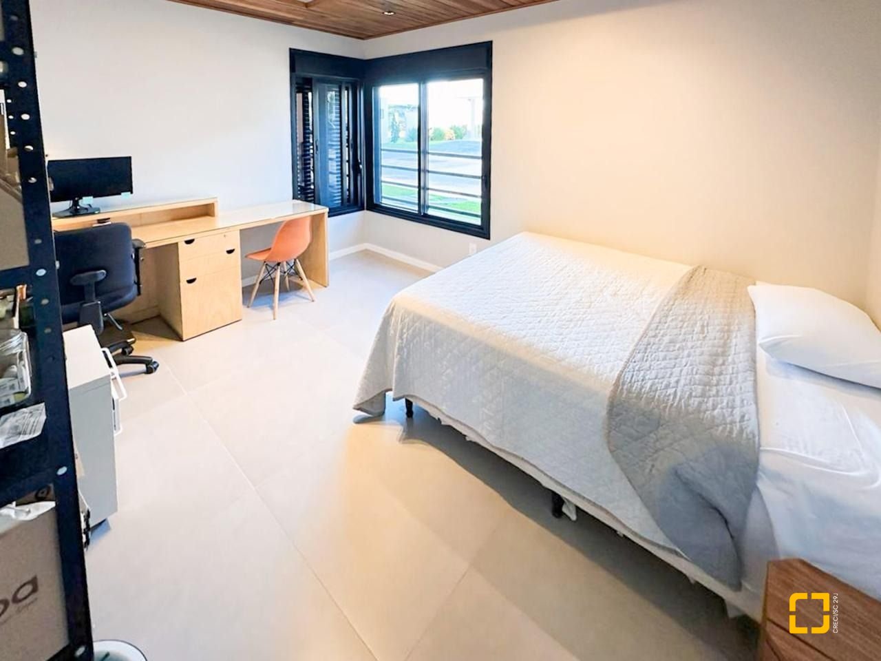 Casa de Condomínio com 239m², 4 quartos (sendo 1 suíte), 2 garagens, no bairro Campeche em Florianópolis