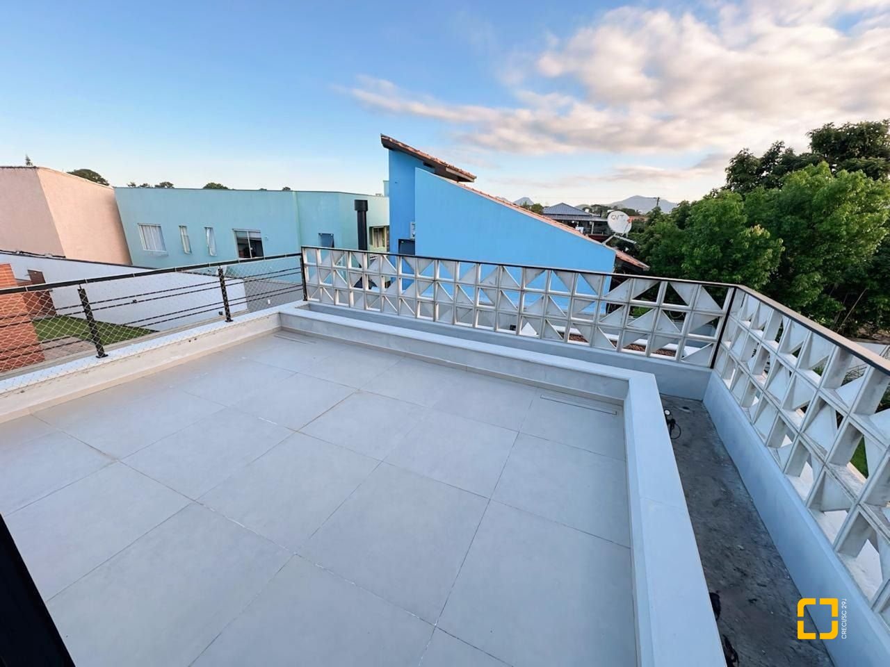 Casa de Condomínio com 239m², 4 quartos (sendo 1 suíte), 2 garagens, no bairro Campeche em Florianópolis