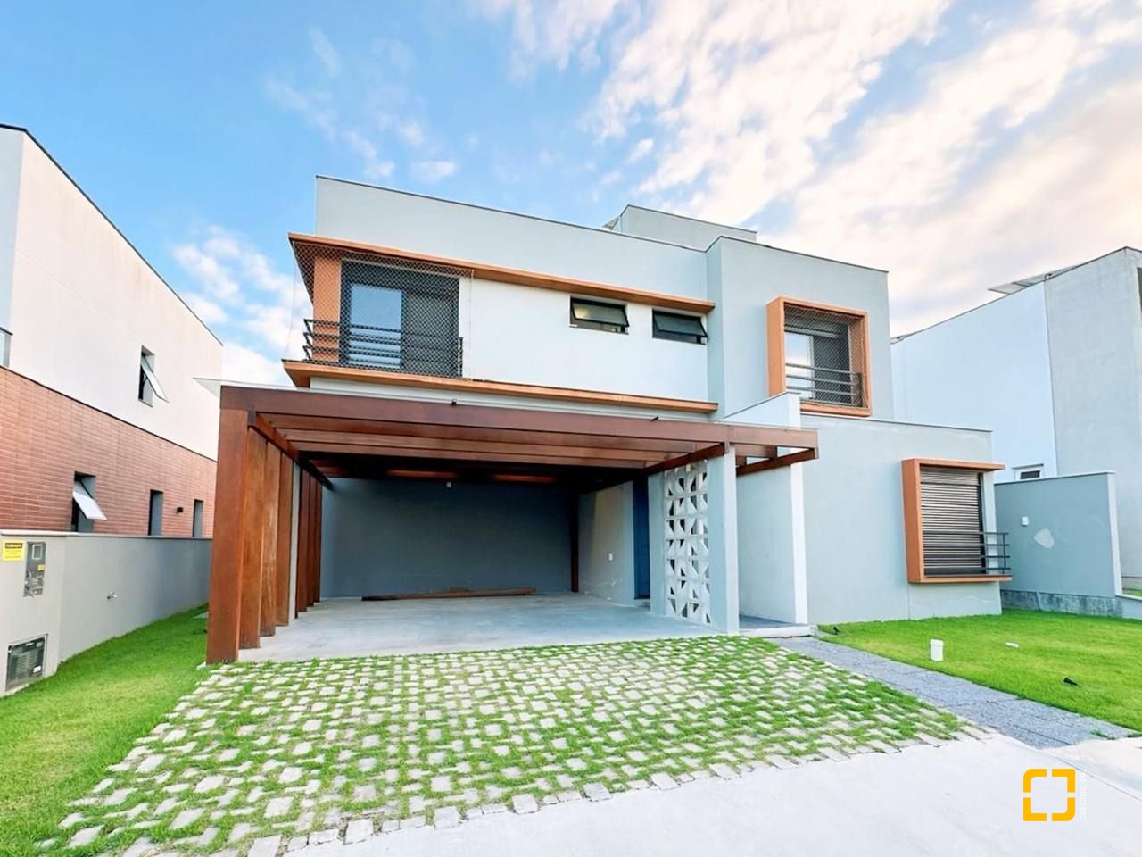 Casa de Condomínio com 239m², 4 quartos (sendo 1 suíte), 2 garagens, no bairro Campeche em Florianópolis