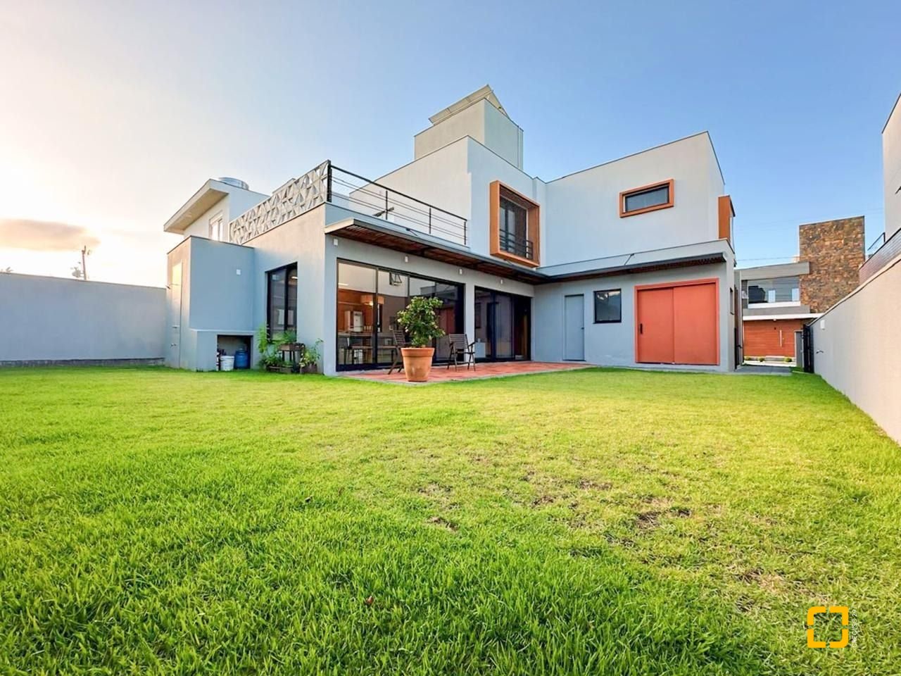 Casa de Condomínio com 239m², 4 quartos (sendo 1 suíte), 2 garagens, no bairro Campeche em Florianópolis
