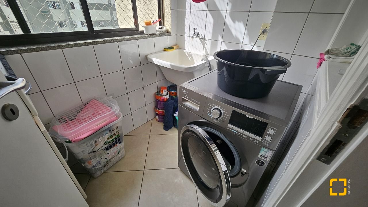 Apartamento com 70m², 2 quartos (sendo 1 suíte), 1 garagem, no bairro Campinas em São José