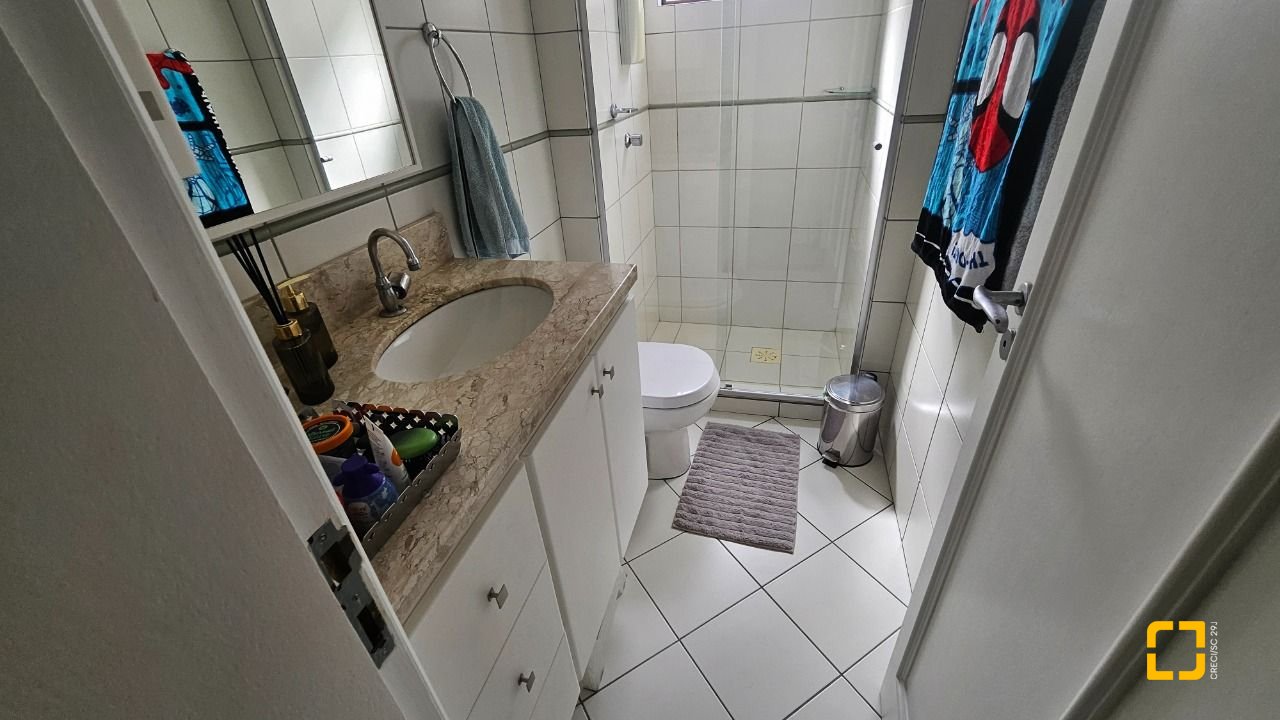 Apartamento com 70m², 2 quartos (sendo 1 suíte), 1 garagem, no bairro Campinas em São José