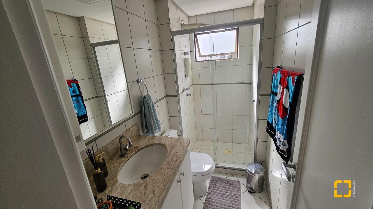 Apartamento com 70m², 2 quartos (sendo 1 suíte), 1 garagem, no bairro Campinas em São José