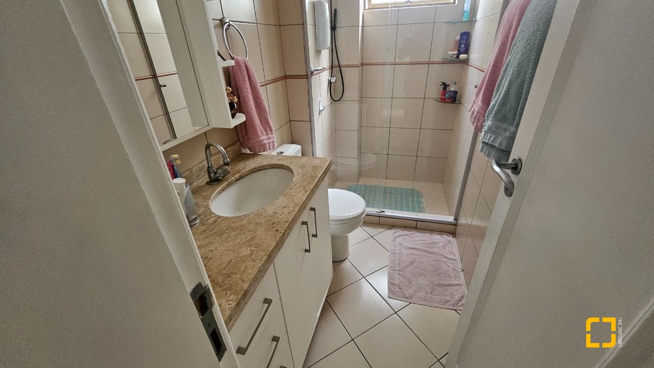 Apartamento com 70m², 2 quartos (sendo 1 suíte), 1 garagem, no bairro Campinas em São José
