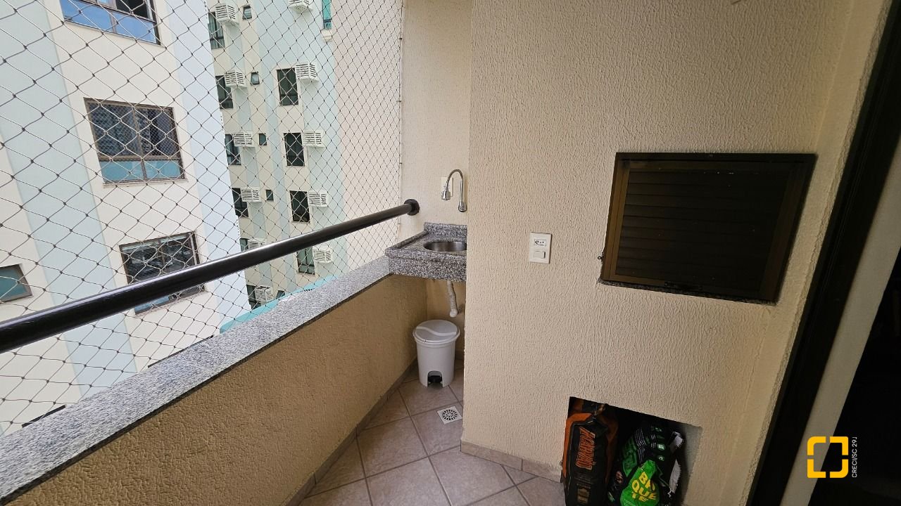 Apartamento com 70m², 2 quartos (sendo 1 suíte), 1 garagem, no bairro Campinas em São José