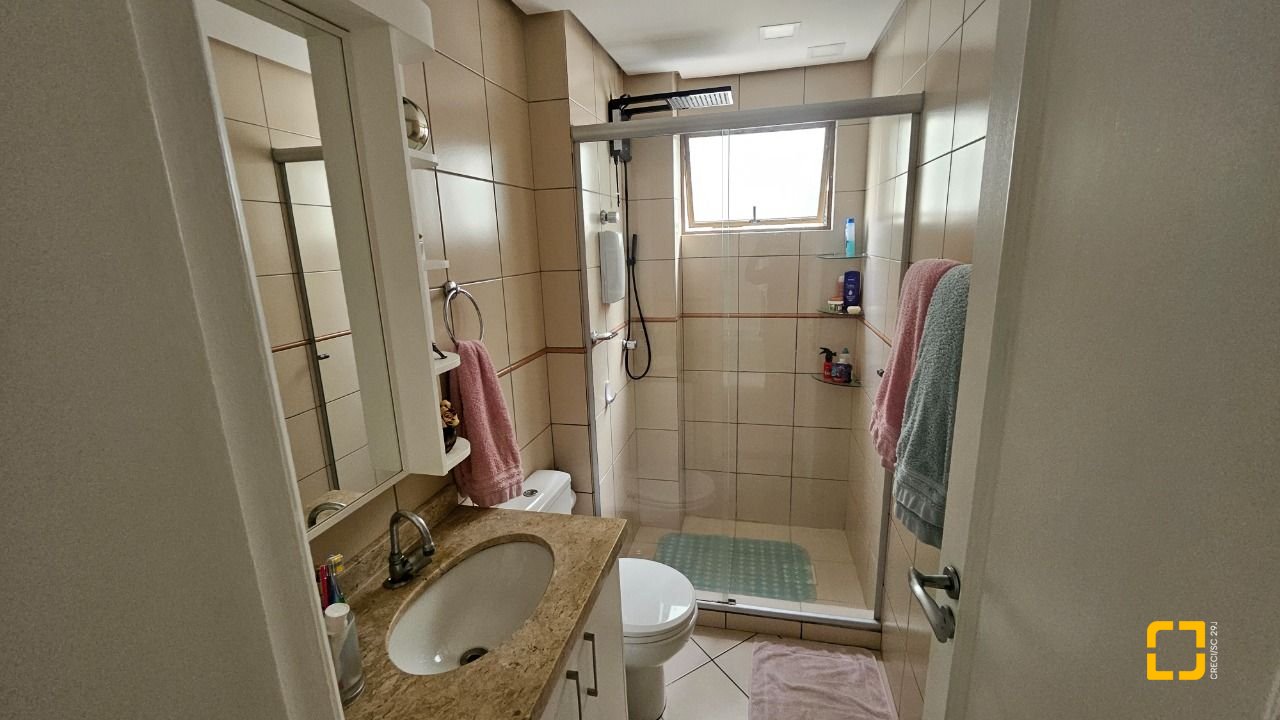 Apartamento com 70m², 2 quartos (sendo 1 suíte), 1 garagem, no bairro Campinas em São José